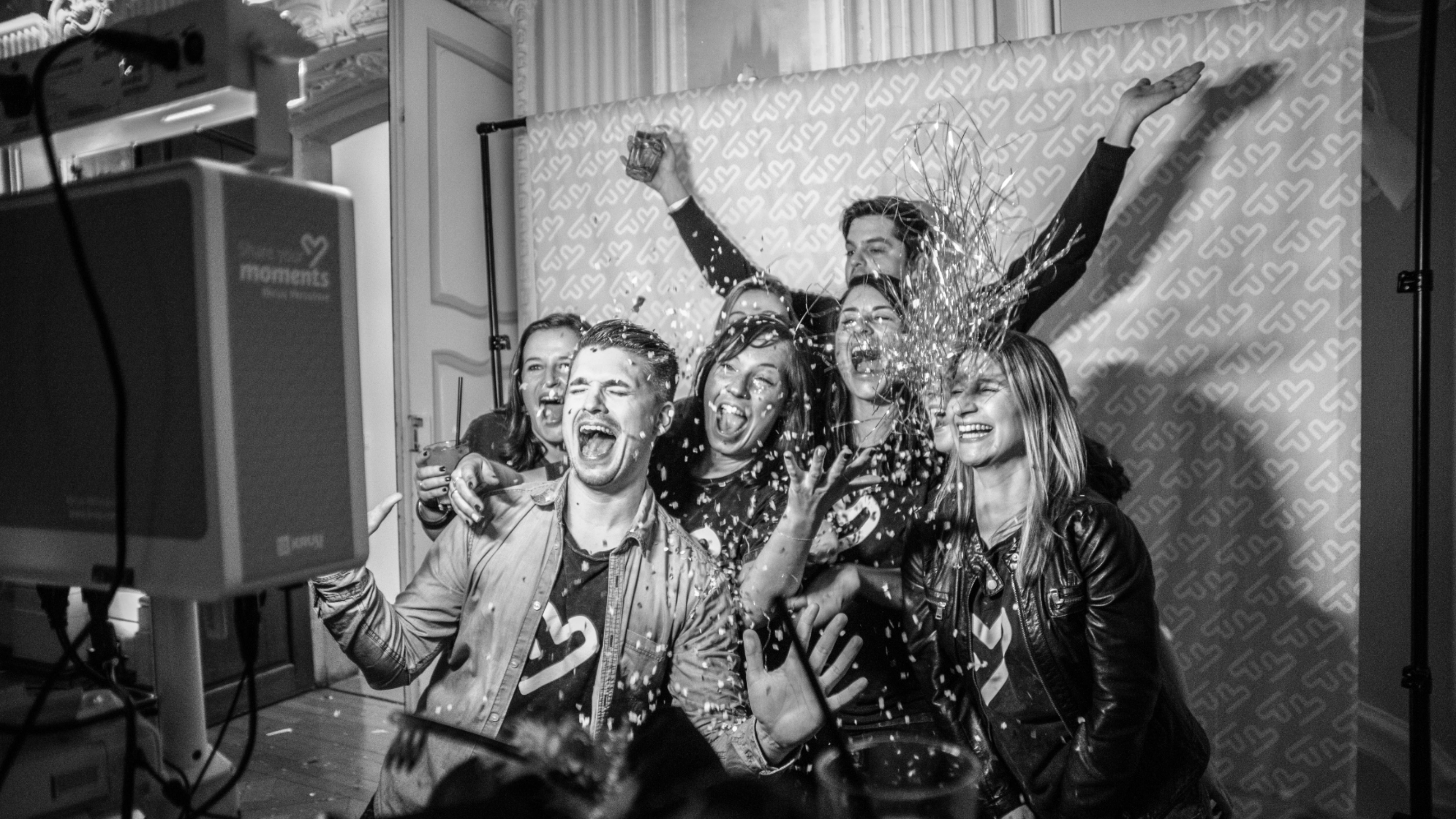 Invités heureux devant un photobooth à Mont-de-Marsan